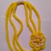 Sciarpa collana multifili in lana gialla e bianca a tricotin, con fiore all'uncinetto, fatta interamente a mano