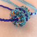 Collana lunga di perline, turchese e blu, con pendente
