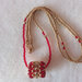 Collana lunga di perline, con pendente, rosso e dorato