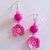 Orecchini pendenti con perle fucsia e fiorellini all'uncinetto in cotone sfumato dal rosa al fucsia