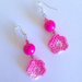 Orecchini pendenti con perle fucsia e fiorellini all'uncinetto in cotone sfumato dal rosa al fucsia