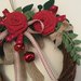 Ghirlanda piccola in midollino con tre rose rosse
