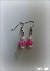 Orecchini pendenti con tris di perle bianche e rosa