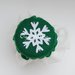Coprivasetto in feltro verde con tulle e fiocchi di neve per decorare le marmellate regalate per Natale!