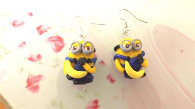NOVITA - IDEA REGALO - Fimo - JUST MINIONS - PAIO ORECCHINI minions con banana NOVITA - IDEA REGALO - Fimo - JUST MINIONS - PAIO ORECCHINI minions con banana