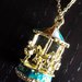 Collana catena dorata con ciondolo giostra e cristalli bianchi, pesca e verde petrolio con orecchini abbinati