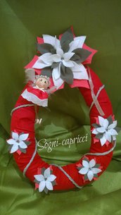 Ghirlanda dietroporta natalizia con angioletto e stelle di natale color bianco, grigio e rosso