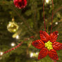 Decorazione stella natale rossa con brillantini per l'albero di natale modellata a mano in porcellana fredda