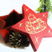 Scatola di Natale rossa regalo di natale a forma di stella decorata a mano con babbo natale e bambini, in legno pezzo assolutamente unico