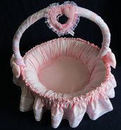 Cesto nascita con manico realizzato in piquet rosa con merletto in cotone bianco decorato con cuori rosa