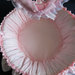 Cesto nascita con manico realizzato in piquet rosa con merletto in cotone bianco decorato con cuori rosa