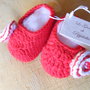 Scarpine baby da bambina rosse con fiore bianco.