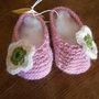 Scarpine baby da bambina rosa con fiore bianco verde.