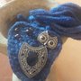 Collana lunga di lana azzurra,lavorata a mano con il crochet con l'applicazione di un gufo (materiale di recupero).