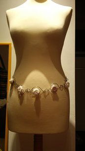 Cintura in ferro con roseline bianche applicate