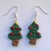 Orecchini pendenti con piccoli alberi di Natale fatti a mano all'uncinetto, con perline colorate e retro in feltro