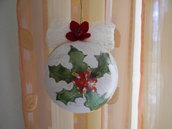 Palla natalizia con agrifoglio decorata a decoupage