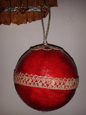 Pallina di Natale rossa con merletto