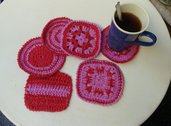 Sottobicchieri di lana rosa e rossa, diversissimi