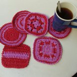 Sottobicchieri di lana rosa e rossa, diversissimi