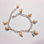 Bracciale con perle  di fiume e charms angioletto, idea regalo.