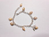 Bracciale con perle  di fiume e charms angioletto, idea regalo.