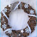 Ghirlanda di Natale shabby in viticcio con fiocchi di neve stelle perle e nastro scintillante