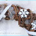 Ghirlanda di Natale shabby in viticcio con fiocchi di neve stelle perle e nastro scintillante