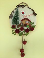 Dietro porta - ghirlanda - idea regalo con abete, chalet, roselline e pendoli con auguranti campane.