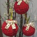 Palline di Natale con filo di lana rosso e fiocco panna 