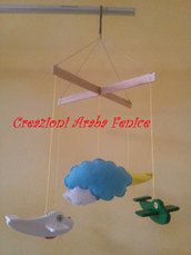 Giostrina per bambini con aerei in legno e nuvola in pannolenci fatto a mano