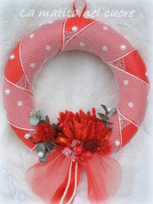 Ghirlanda di Natale in rosso con fiori bacche eucalipto perle potpourri pizzo tulle e pannolenci