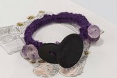 Bracciale di lana viola con Bottoni neri e pietre viola.