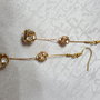 orecchini pendenti con palline di swarovski e cobra color oro