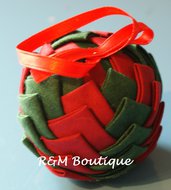 Pallina di natale di tessuto fatta a mano - modello piccolo - verde e rosso