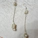 orecchini pendenti con nodi di perle di fiume e catenella argentata