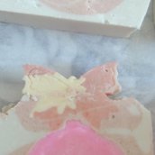 Fetta di sapone torta pasticciata con argilla rosa 