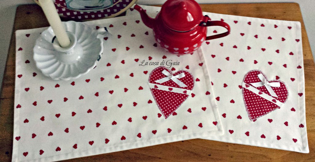 Matches21 Set Da 6 Tovagliette In Plastica Lavabili Con Motivo Cuori E Tagliere In Legno 43,5x28,5 Cm - Stile Shabby Chic Per La Tavola