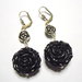 Orecchini pendenti con rose in metallo e in resina nera, idea regalo.