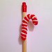 Matita con bastoncino di zucchero natalizio rosso e bianco, fatto a mano all'uncinetto, per grandi e piccini