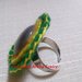 Anello regolabile in pannolenci verde/giallo cucito a mano