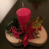 Centrotavola disco di legno con candela e decorazioni natalizie