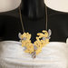 Collana kanzashi fatta a mano con fiori di colore giallo
