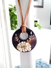 Collana con ciondolo etnico in legno con inciso un fiore e laccio in alcantara color cuoio