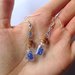 Orecchini pendenti con boccette di vetro con cristalli azzurri, fatti a mano