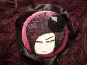 Lady Glamour, Broche.