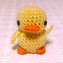 Piccolo pulcino amigurumi giallo, tenero e simpatico, fatto a mano all'uncinetto