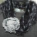 Sciarpa collana fatta a mano con fiore e piuma nero-grigio