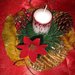 Centrotavola in legno con candela e decorazioni natalizie