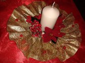 Centrotavola in legno con candela e decorazioni natalizie